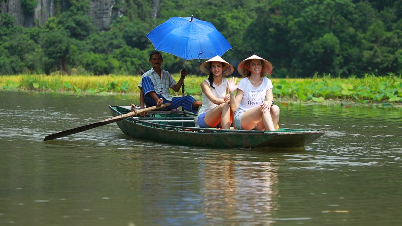 [-]Khách[-]Tây[-]ngỡ[-]ngàng[-]trước[-]vẻ[-]đẹp[-]Tam[-]Cốc[-]mùa[-]lúa[-]chín